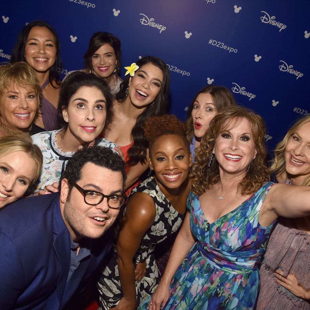 Die Synchronsprecherinnen der Disney-Prinzessinnen und Josh Gad