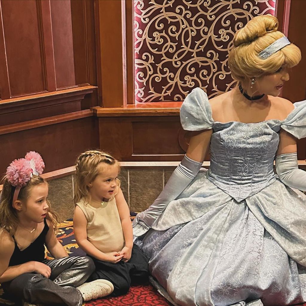 Hilary Duffs Töchter im Disneyland