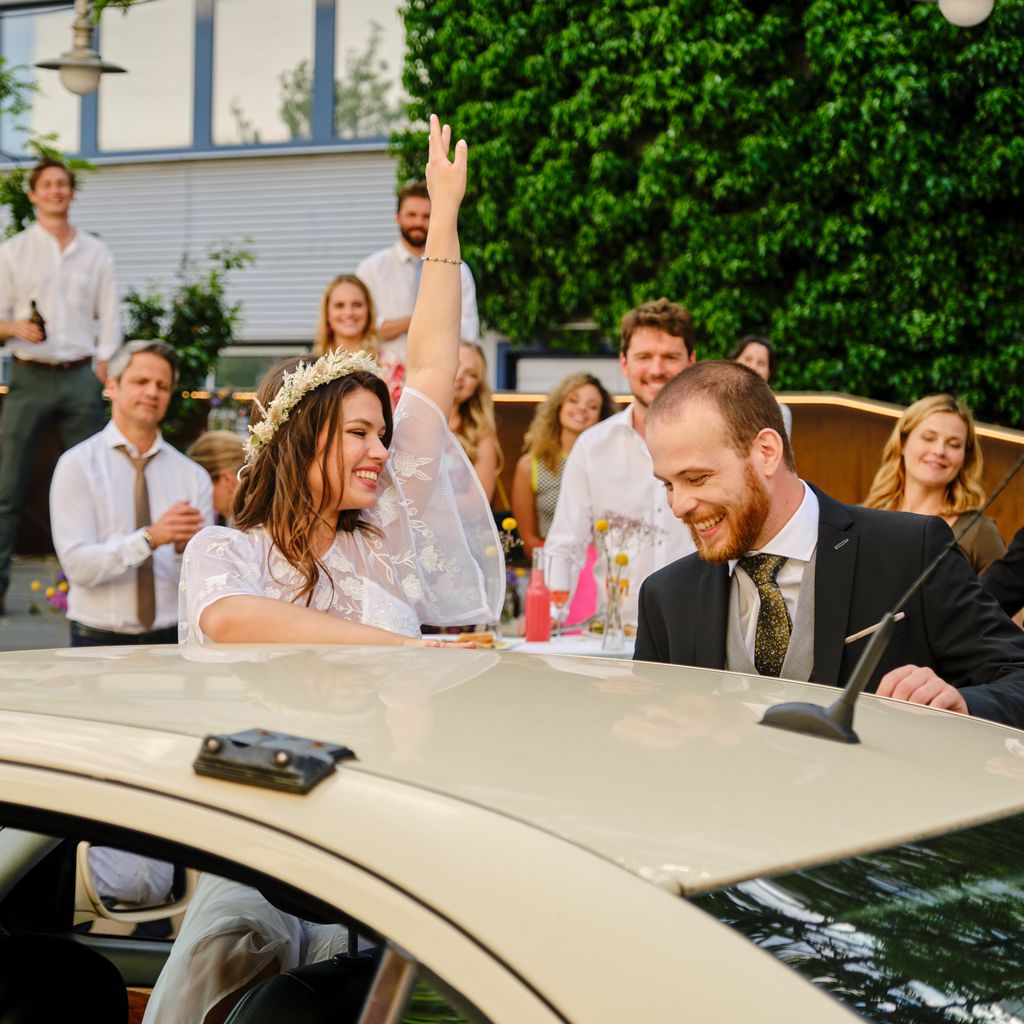 Der "Unter uns"-Cast bei Vivien (Sharon Berlinghoff) und Tobias' (Patrick Müller) Hochzeit