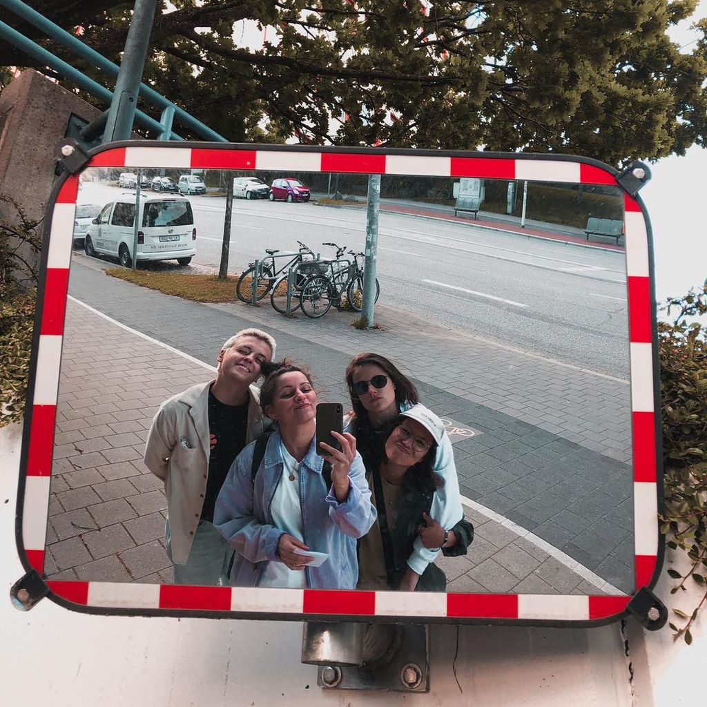 Die YouTuberin Annikazion mit den "Princess Charming"-Stars Bine, Irina und Miri