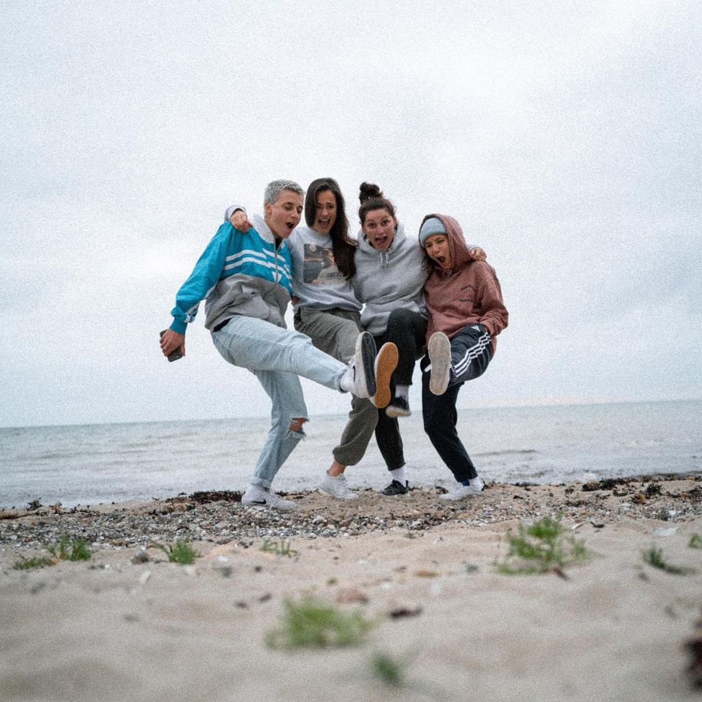 Die YouTuberin Annikazion mit den "Princess Charming"-Stars Irina, Bine und Miri