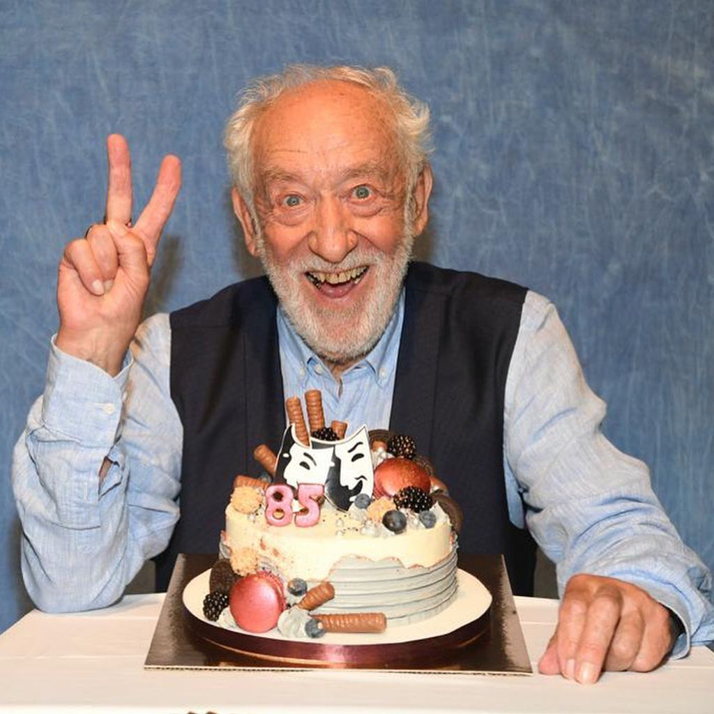 Dieter Hallervorden mit Kuchen zu seinem 85. Geburtstag