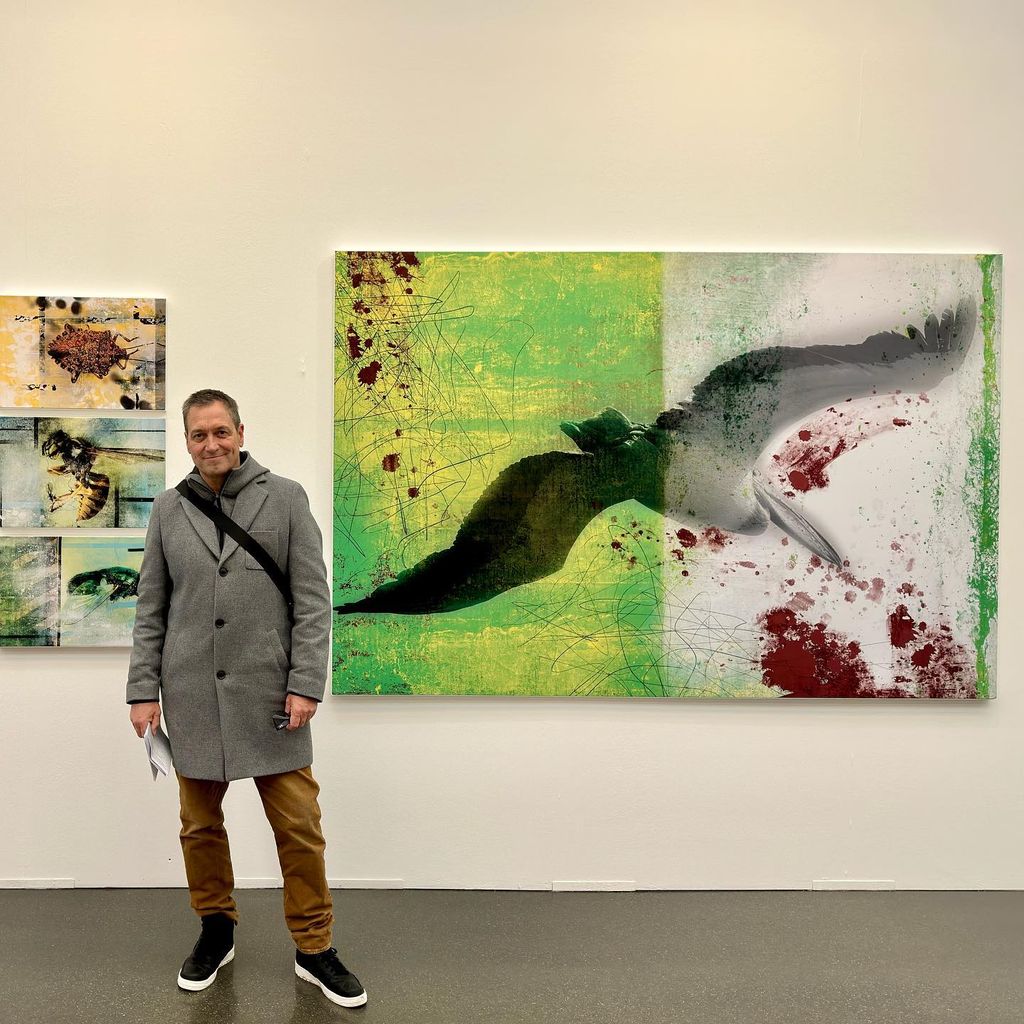 Dieter Nuhr vor seinen Bildern im April 2023 in Düsseldorf