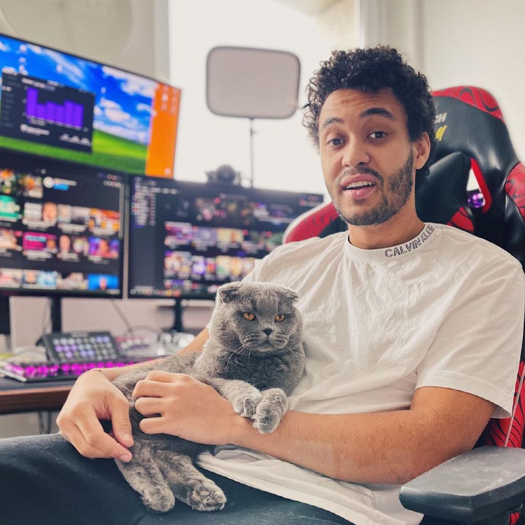 Dillan White vor seinem Streaming-Setup