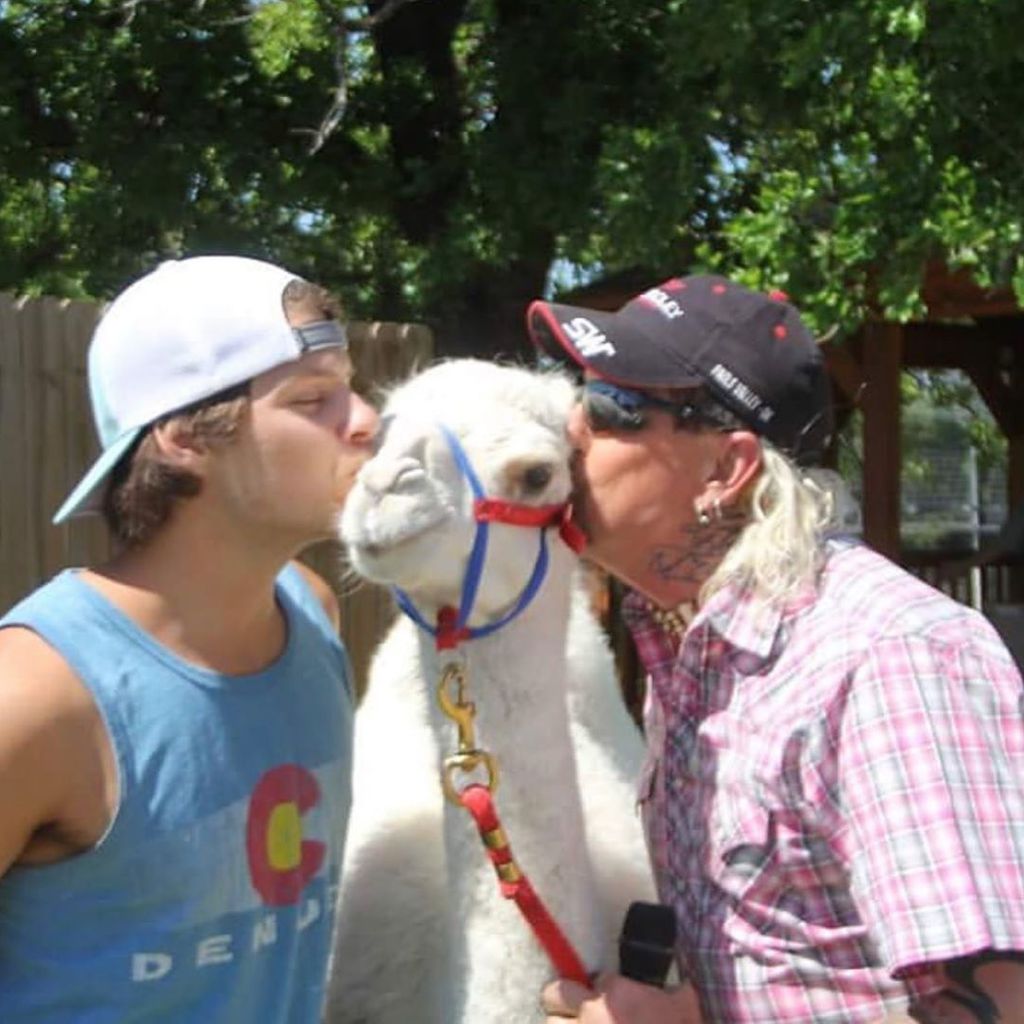 Joe Exotic (rechts) mit seinem Ehemann Dillon Passage und einem Lama