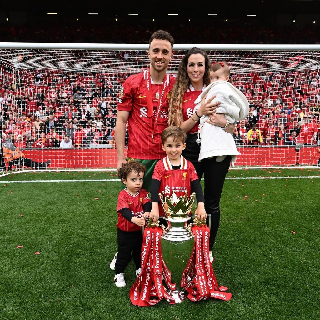 Diogo Jota mit seiner Frau Rute und seinen drei Kindern im Mai 2025