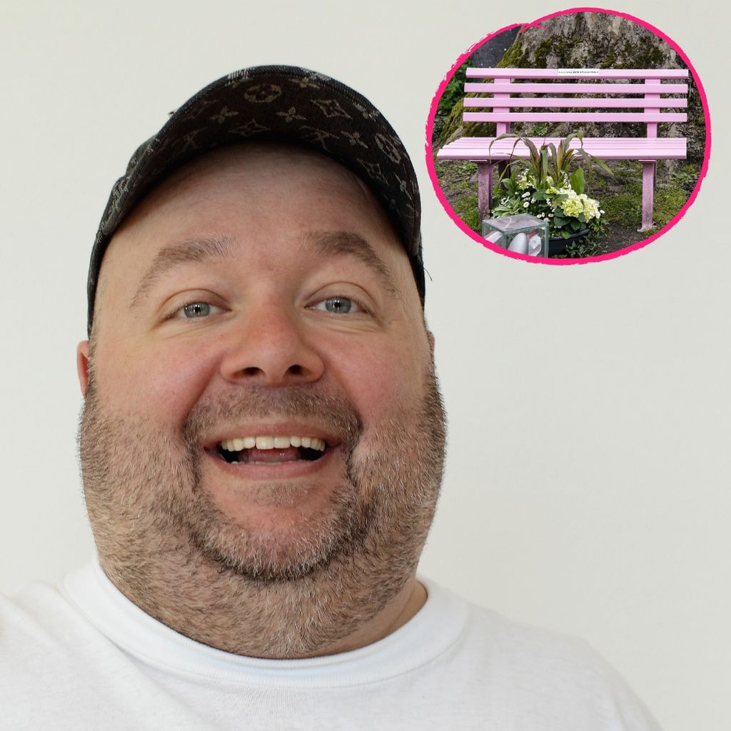 Dirk Bach und die Bank vor seinem Grab