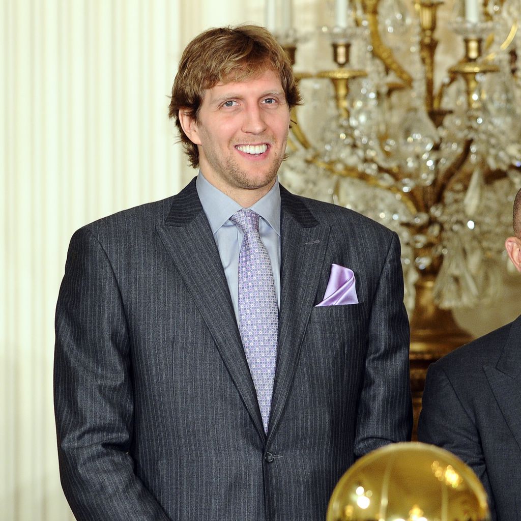 Dirk Nowitzki mit den NBA-Pokal
