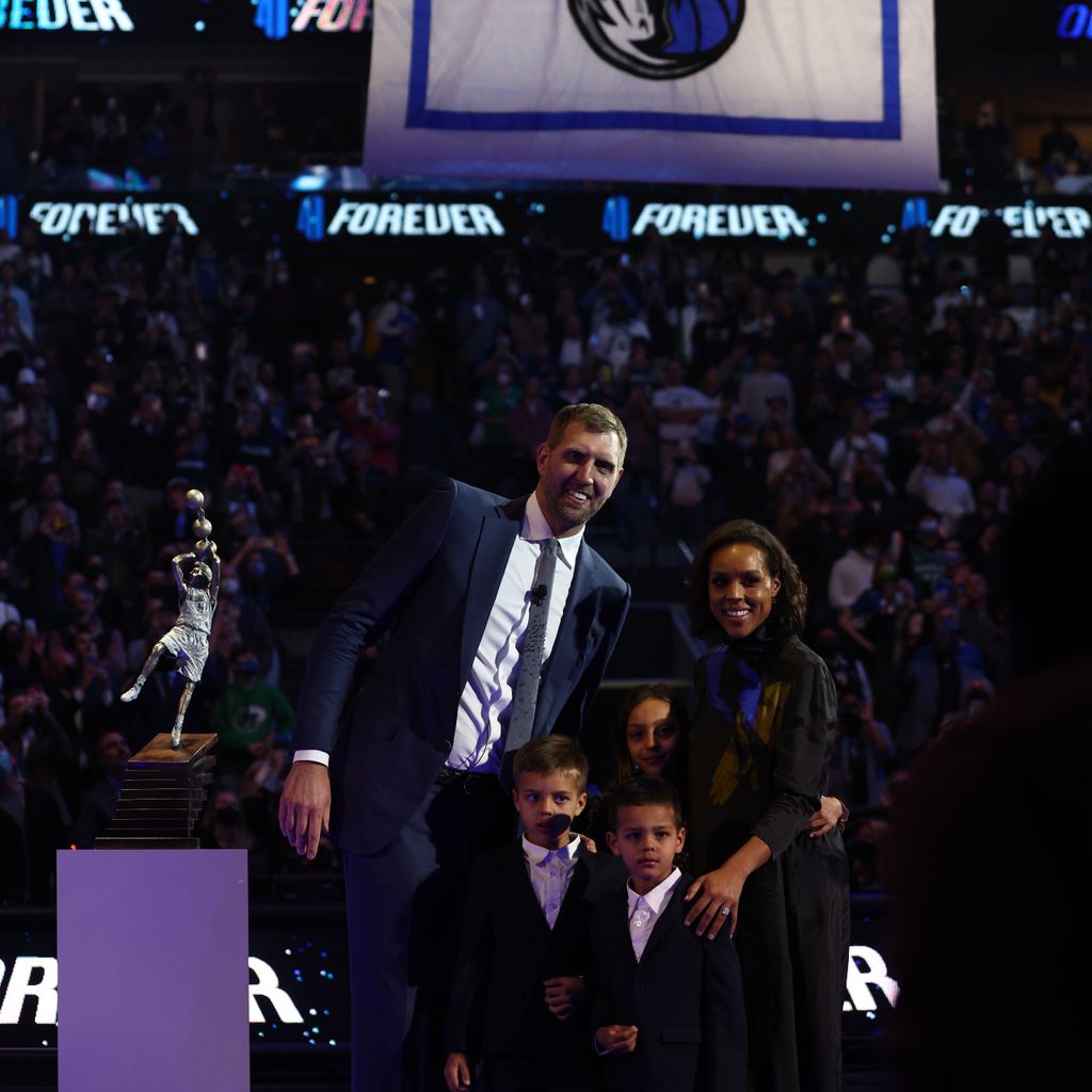 Dirk Nowitzki mit seiner Frau Jessica und den drei Kids