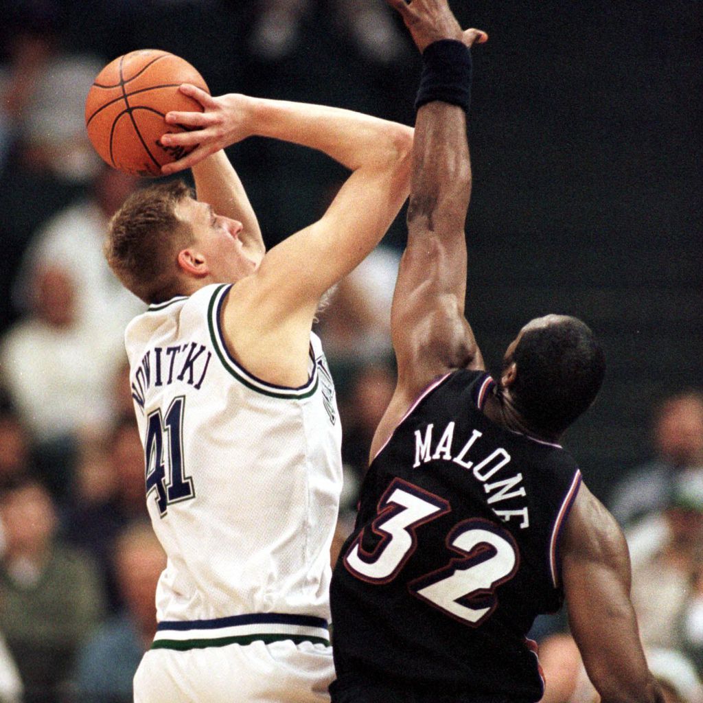 Dirk Nowitzki und Karl Malone, 1999