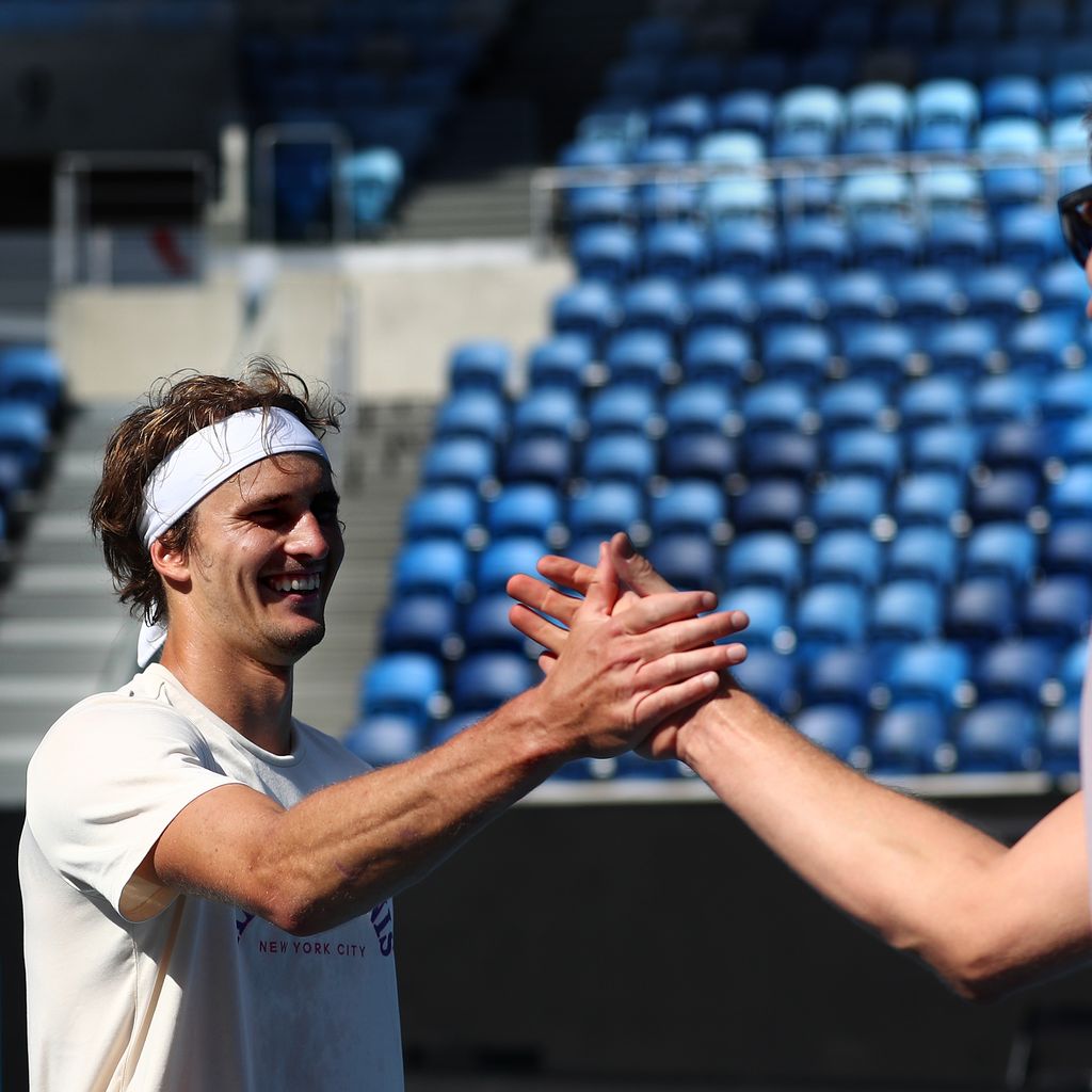 Dirk Nowitzki und Alexander Zverev beim Tennisspiel