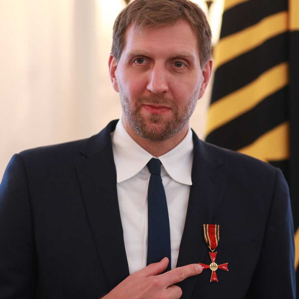 Dirk Nowitzki mit seinem Bundesverdienstkreuz, Dezember 2019
