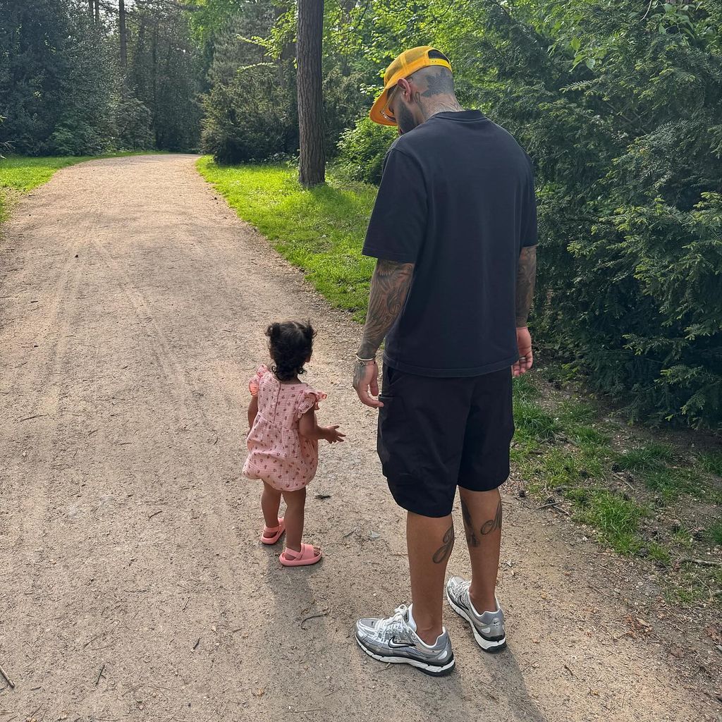 Pouya Yari und seine Tochter Nola