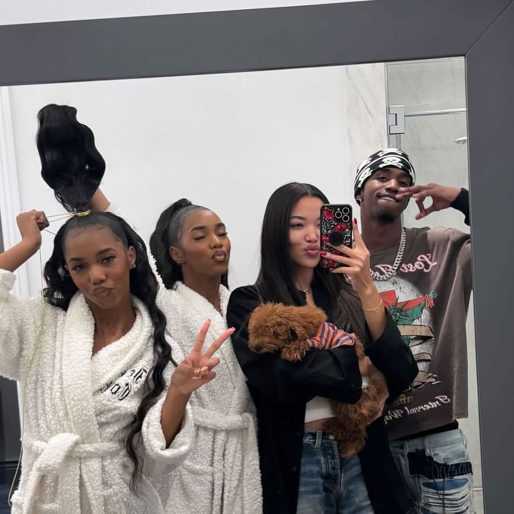 D'Lila und Jessie Combs mit Kimora Lee Simmons machen sich für den Homecoming-Ball 2024 zurecht.
