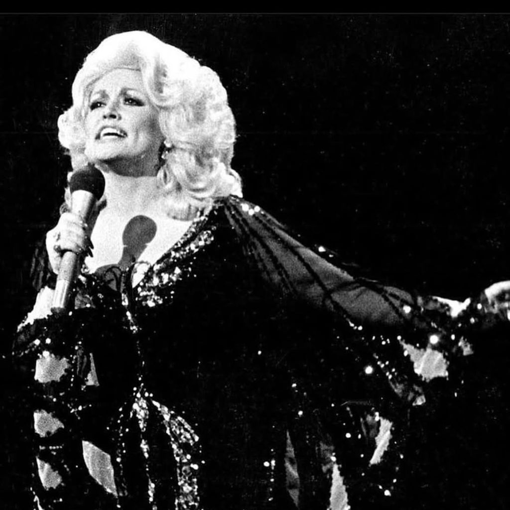 Dolly Parton in Bob Mackies Schmetterlingskleid
