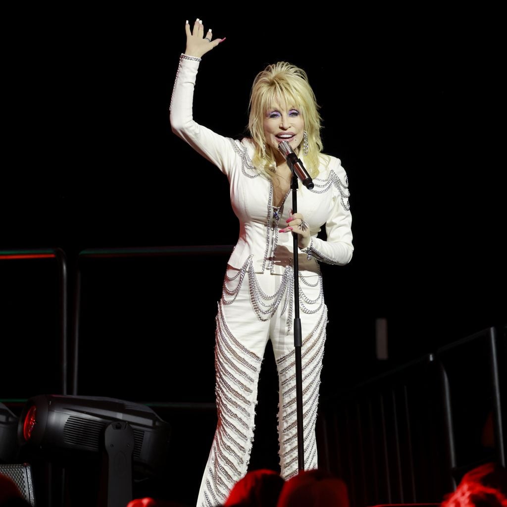 Dolly Parton spricht beim CMA Fest im Music City Center in Nashville, moderiert von Rachel Smith