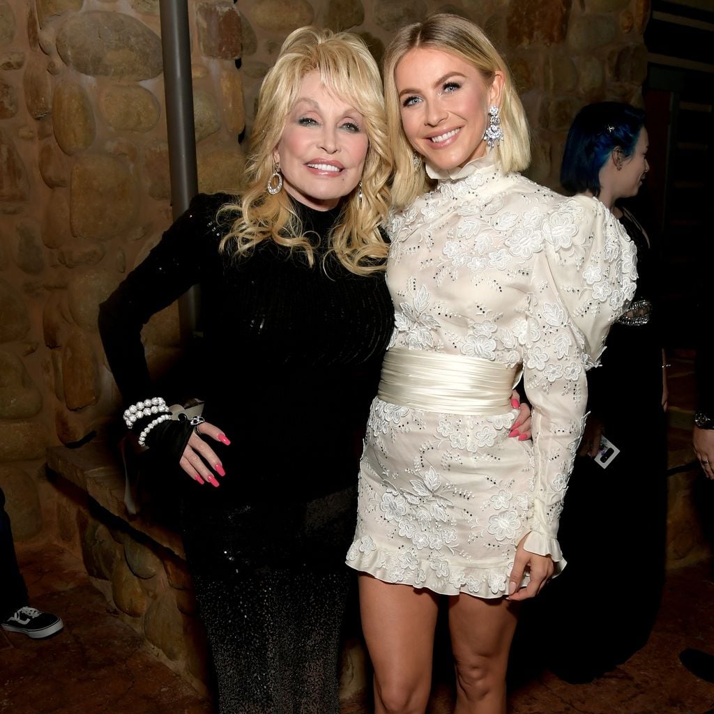 Dolly Parton und Julianne Hough bei der Netflix-Premiere von "Dolly Parton's Heartstrings" in Pigeon Forge, 29. Oktober 2019