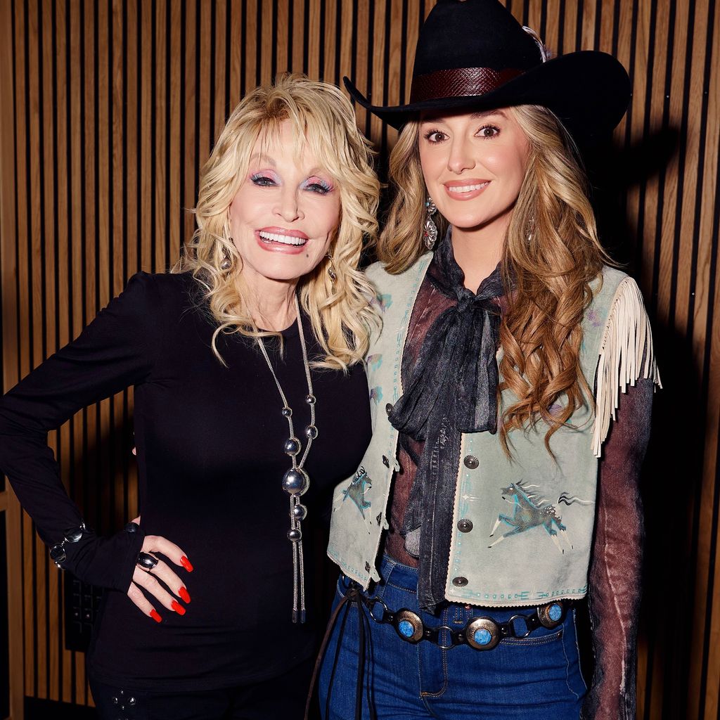 Dolly Parton und Lainey Wilson lächeln in die Kamera.
