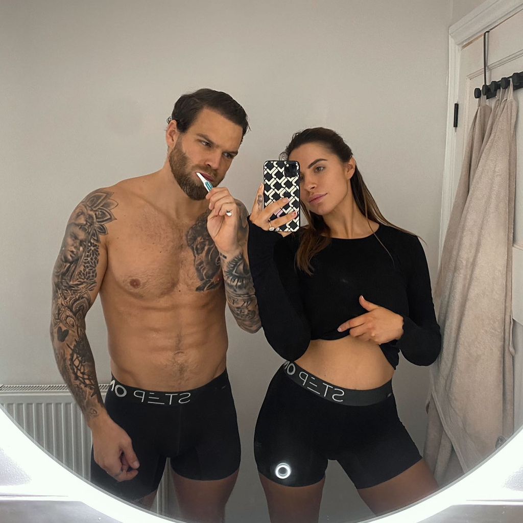 Dom und Jess Lever im Bad