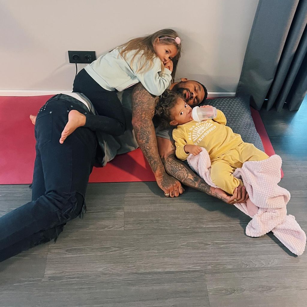 Influencer Dominic Harrison mit seinen Töchtern Mia und Kyla