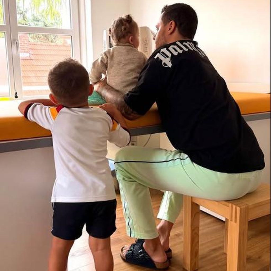 Dominic Höppner mit seiner Tochter und Katharina Eisenbluts Sohn Emilio, August 2026