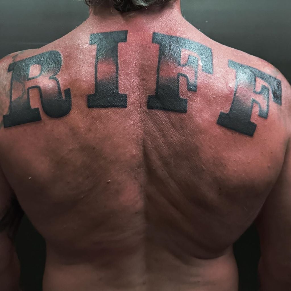 XXL-Tattoo in Großbuchstaben: Dominic Purcells ehrt seinen Heimatort Penrith