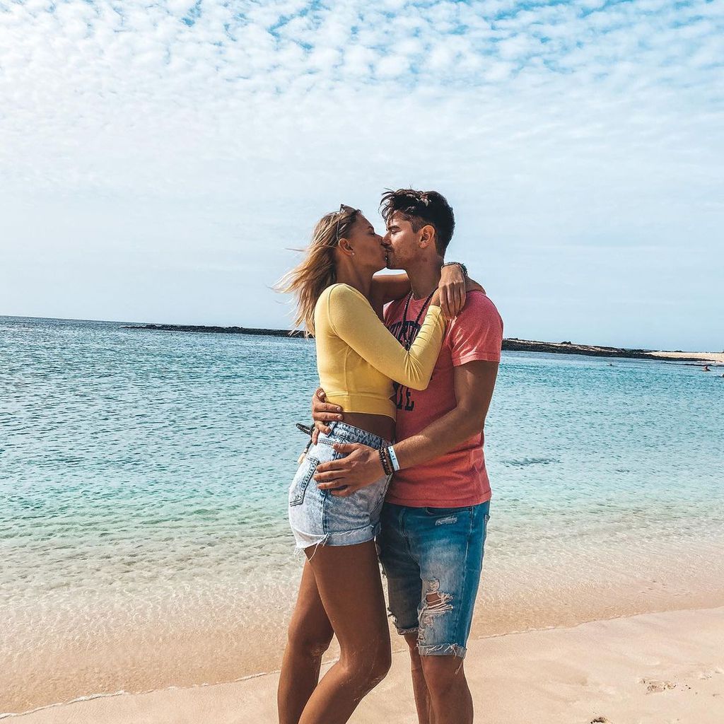 Dominik Bruntner mit seiner Freundin auf Fuerteventura