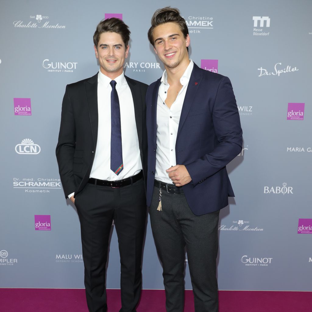 Dominik Bruntner mit "Temptation Island"-Kollege Richard Heinze beim Gloria Kosmetikpreis 2019