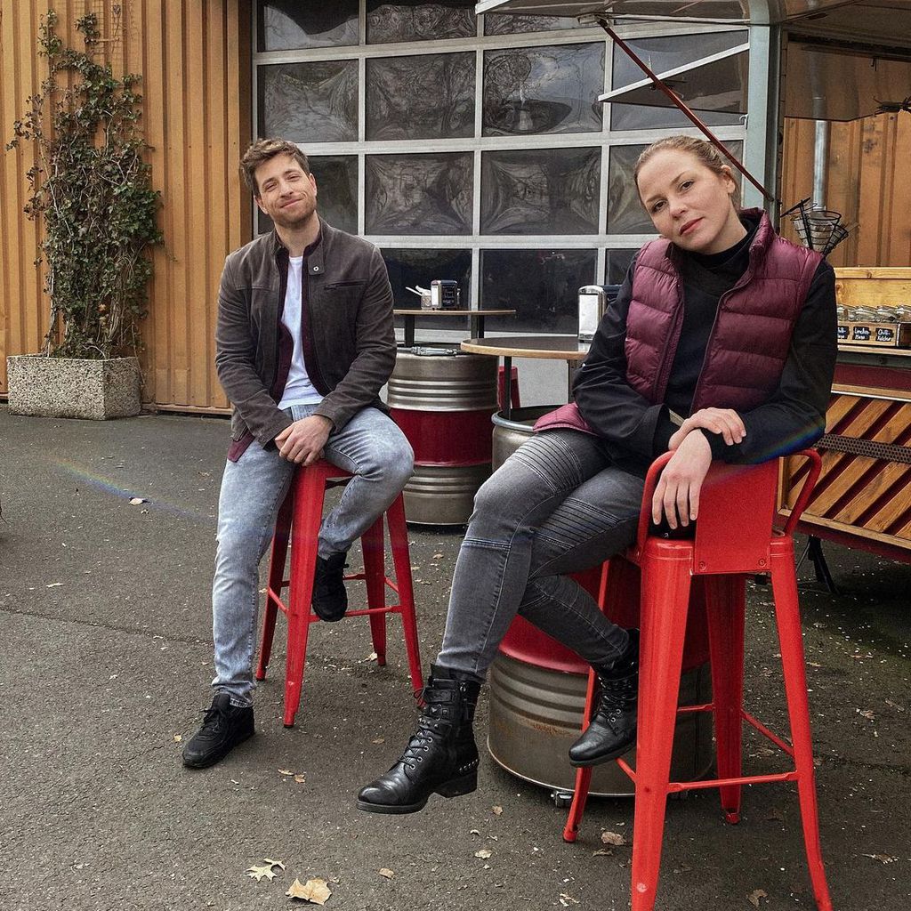 Dominik Flade und Franziska van der Heide am AWZ-Set im April 2021
