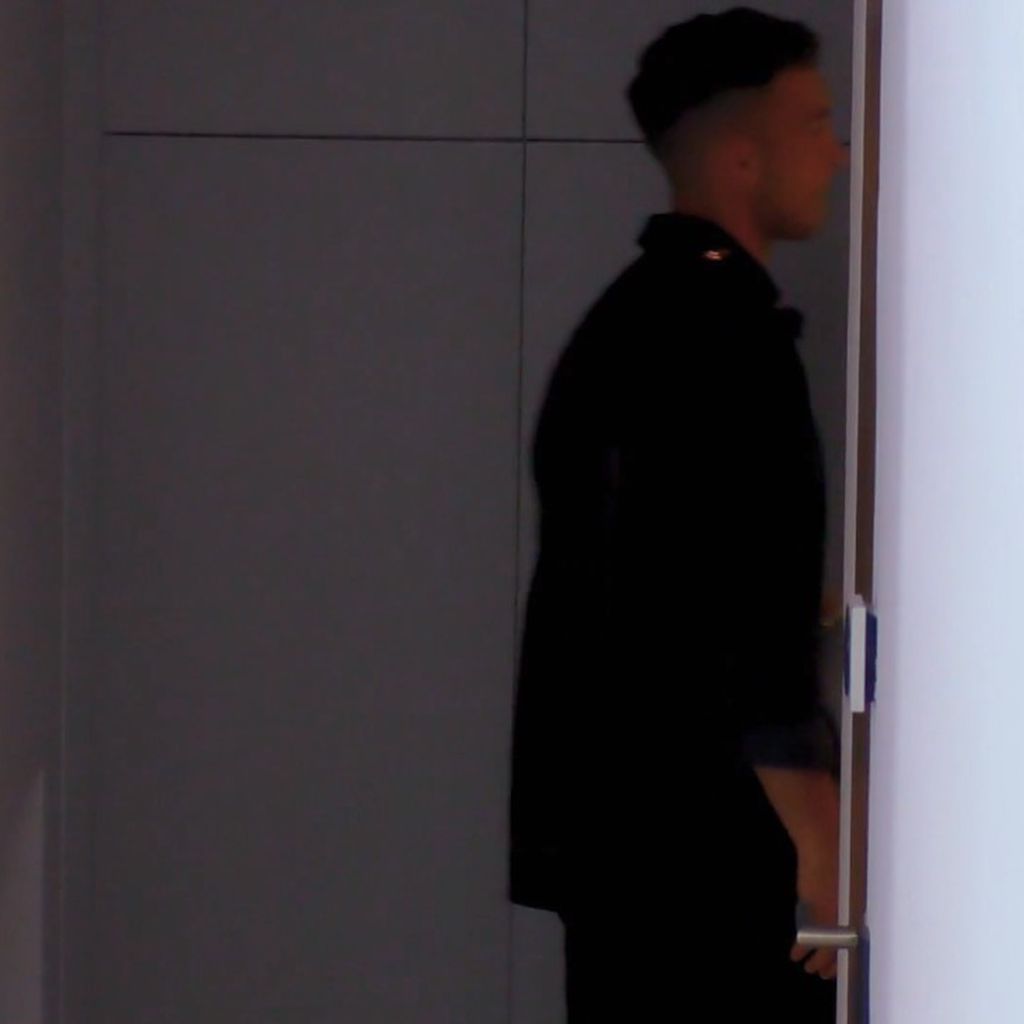 Dominik auf dem Weg in Emmys Dusche bei "Temptation Island V.I.P."