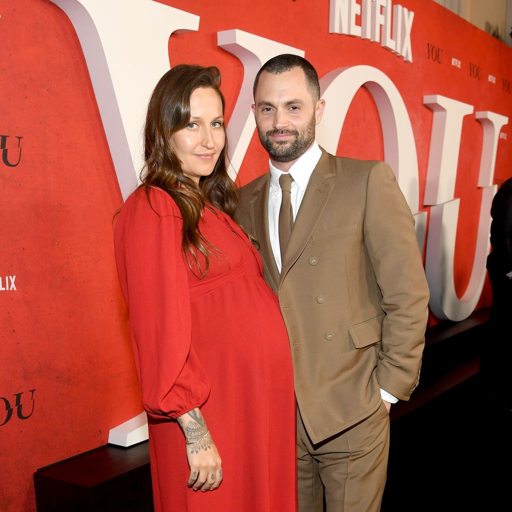 Domino Kirke und Penn Badgley bei der Premiere der fünften "You"-Staffel in New York, April 2025