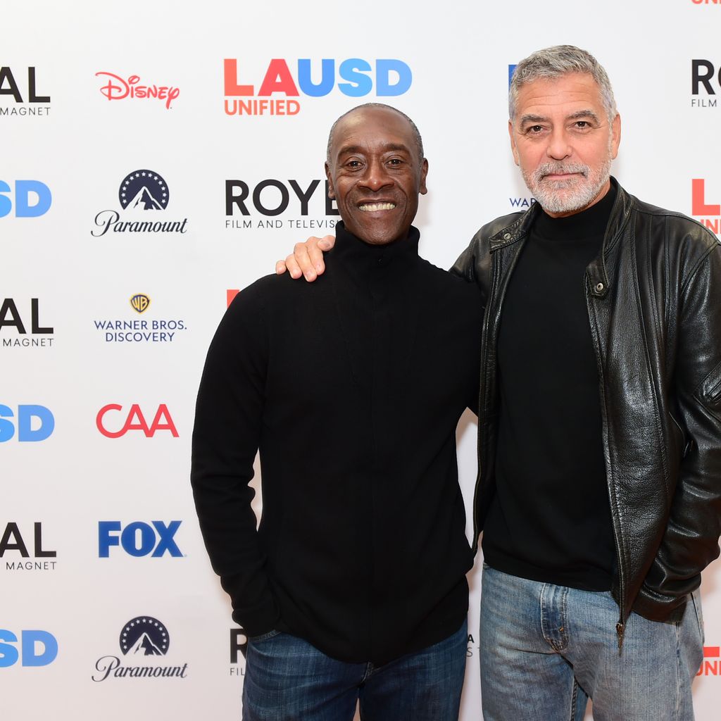 Don Cheadle und George Clooney bei einer Tour der Roybal Film and Television Production Magnet School in Los Angeles