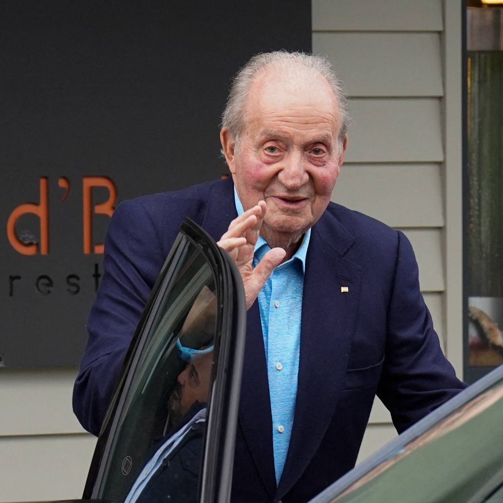 Don Juan Carlos verlässt nach dem Mittagessen mit Freunden das Restaurant d’Berto in Pontevedra, Galicia