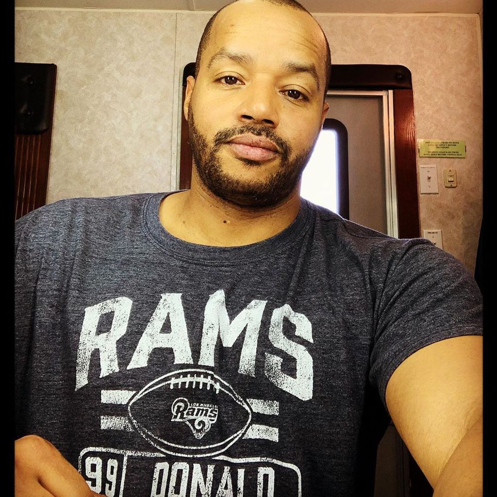 Donald Faison zeigt sich in deinem Footballshirt