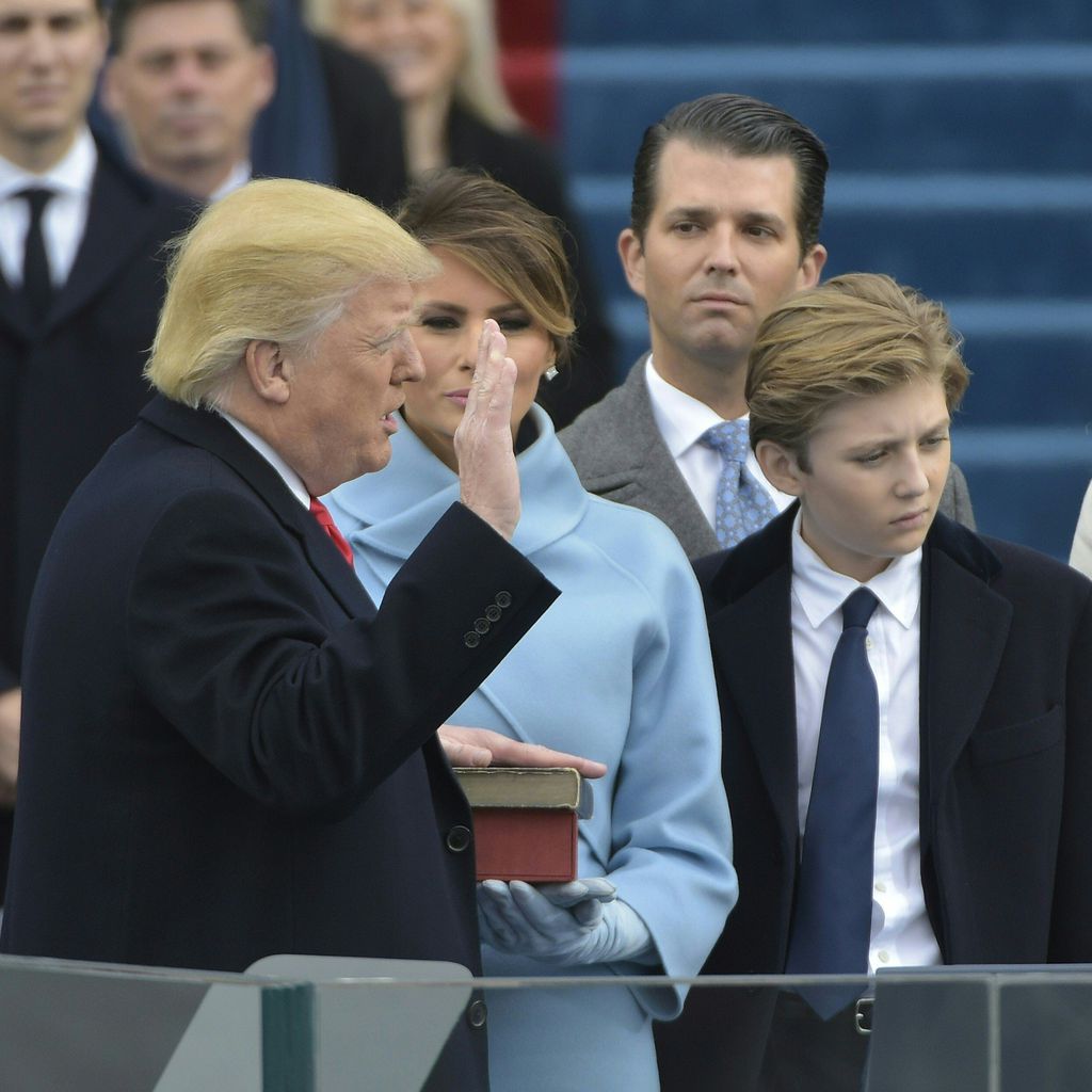 Donald Trump bei seiner Amtseinführung mit Donald Trump Jr. im Hintergrund