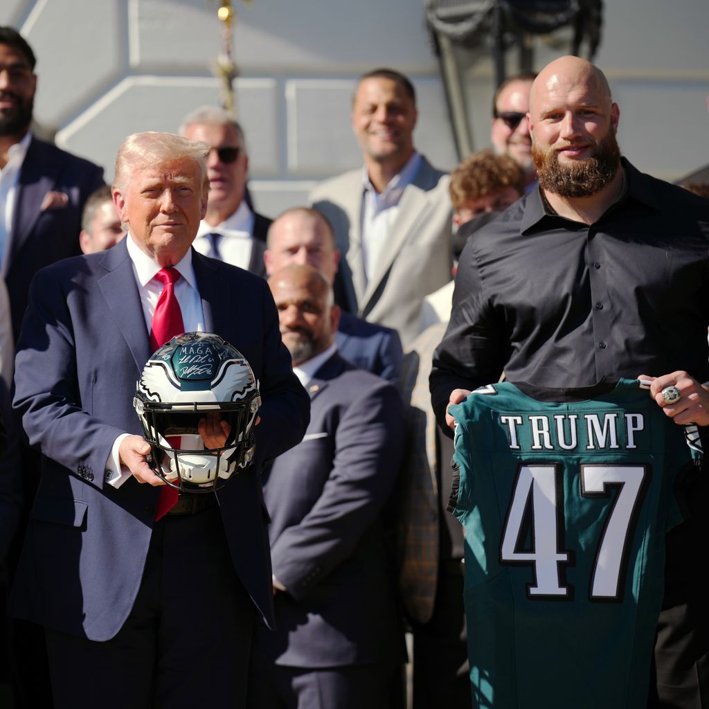 Donald Trump mit NFL-Spielern, April 2025