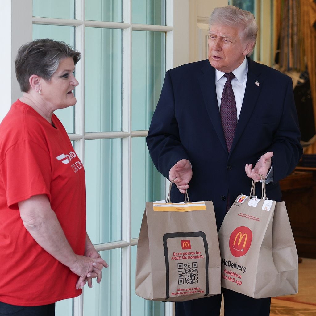 Donald Trump nimmt eine McDonald’s-Lieferung von Sharon Simmons am Weißen Haus entgegen
