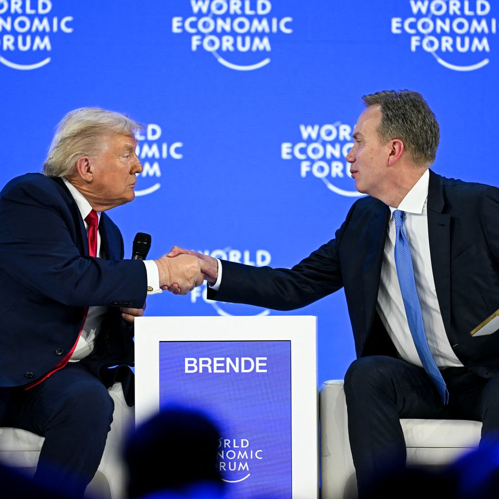 US-Präsident Donald Trump schüttelt Børge Brende beim Weltwirtschaftsforum in Davos die Hand, 21. Januar 2026