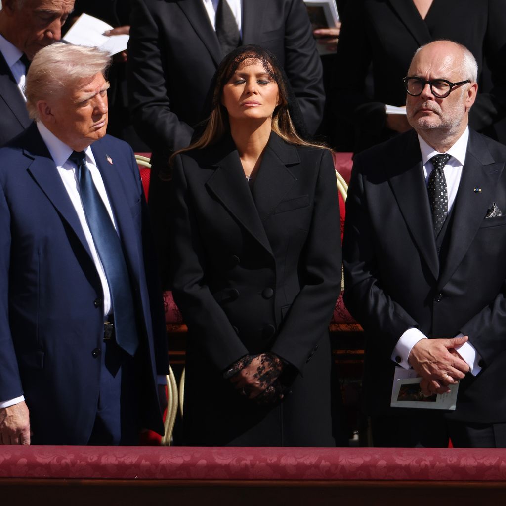 Donald Trump, Melania Trump und Alar Karis bei der Beerdigung von Papst Franziskus, April 2025