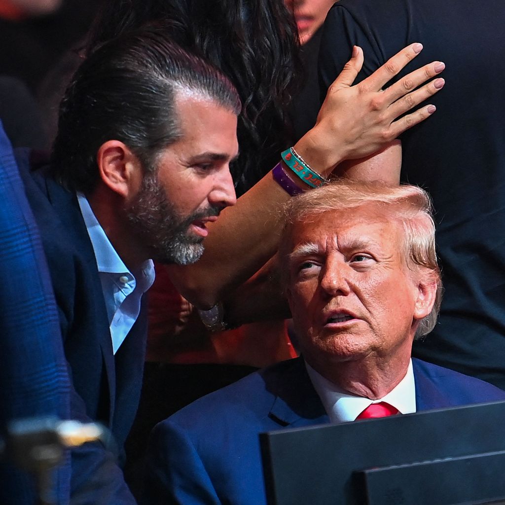 Donald Trump Jr. mit seinem Vater Donald Trump im April 2023