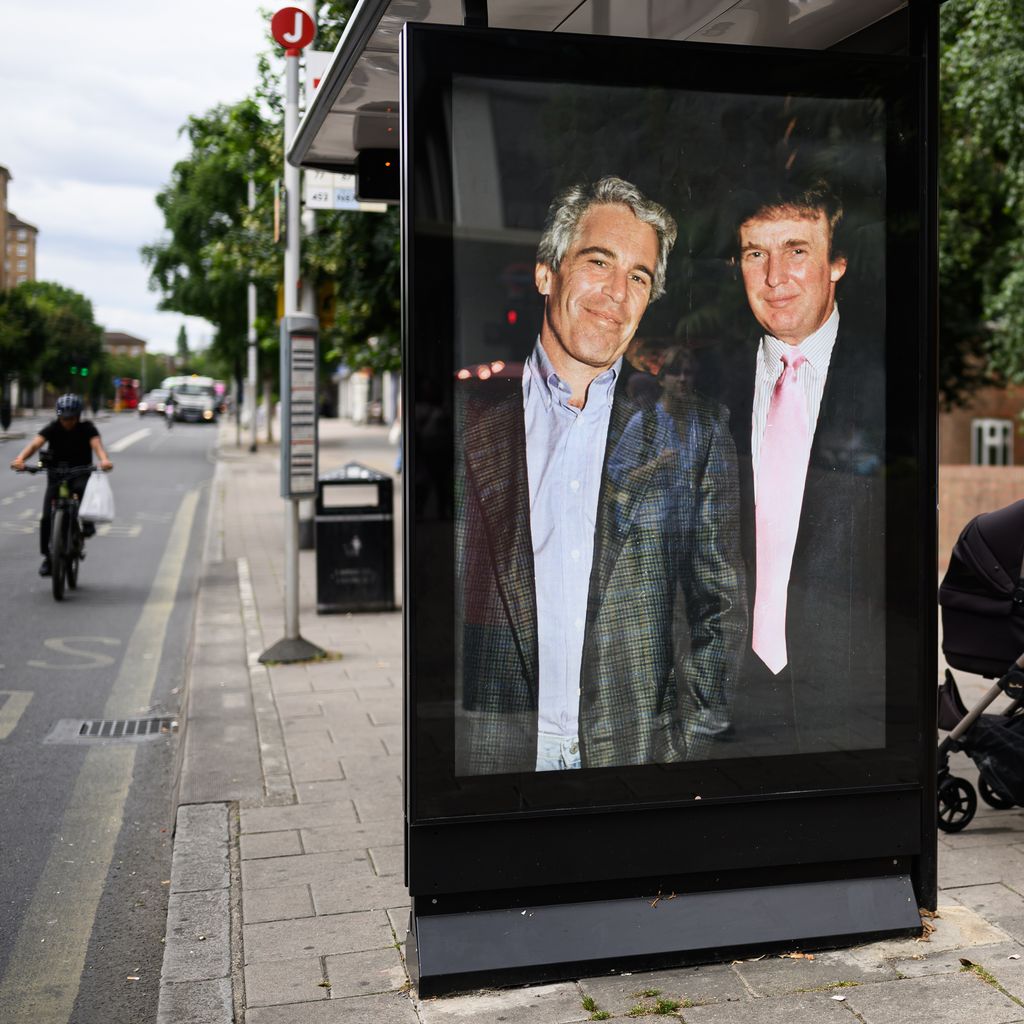 Fotografie von Donald Trump und Jeffrey Epstein an Busstation in London, 2025