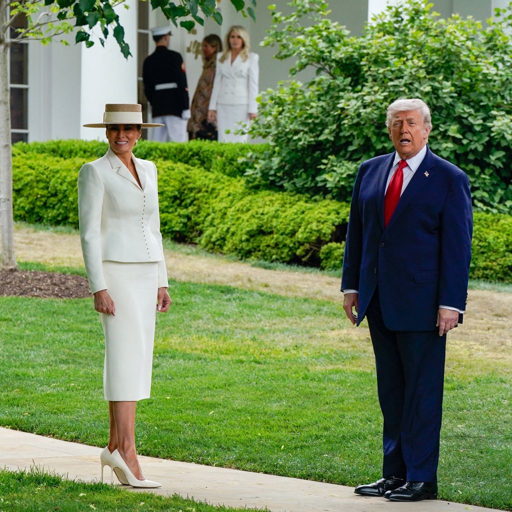 Bei einem Besuch am Weißen Haus begrüßen Donald Trump und Melania Trump König Charles III. und Königin Camilla