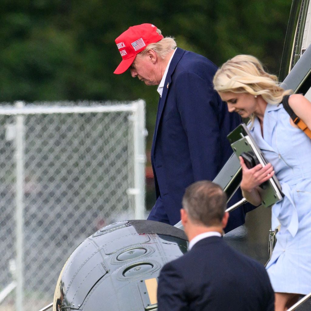 Donald Trump und Natalie Harp steigen nach der Rückkehr aus New Jersey aus Marine One auf der Ellipse nahe dem Weißen Haus aus