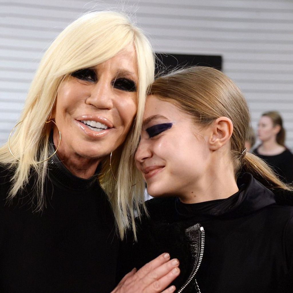 Donatella Versace (l.) und Gigi Hadid