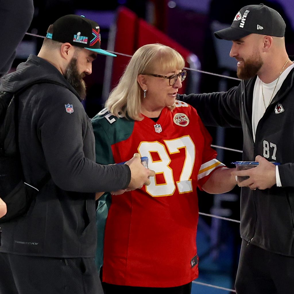 Donna Kelce mit ihren Söhnen Jason und Travis Kelce beim Super Bowl 2023