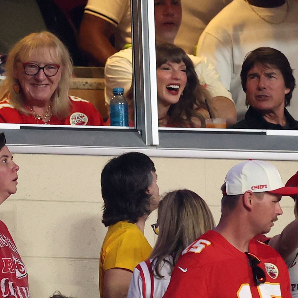 Donna Kelce, Taylor Swift und Tom Cruise beim Spiel der Kansas City Chiefs gegen die Denver Broncos im Arrowhead Stadium