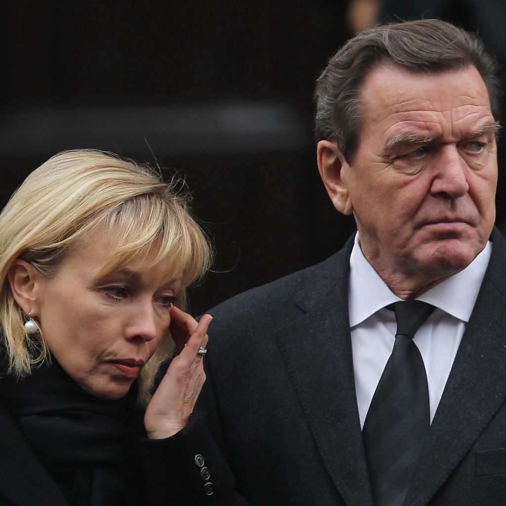 Doris Schröder-Köpf und Gerhard Schröder bei der Beerdigung von Loki Schmidt