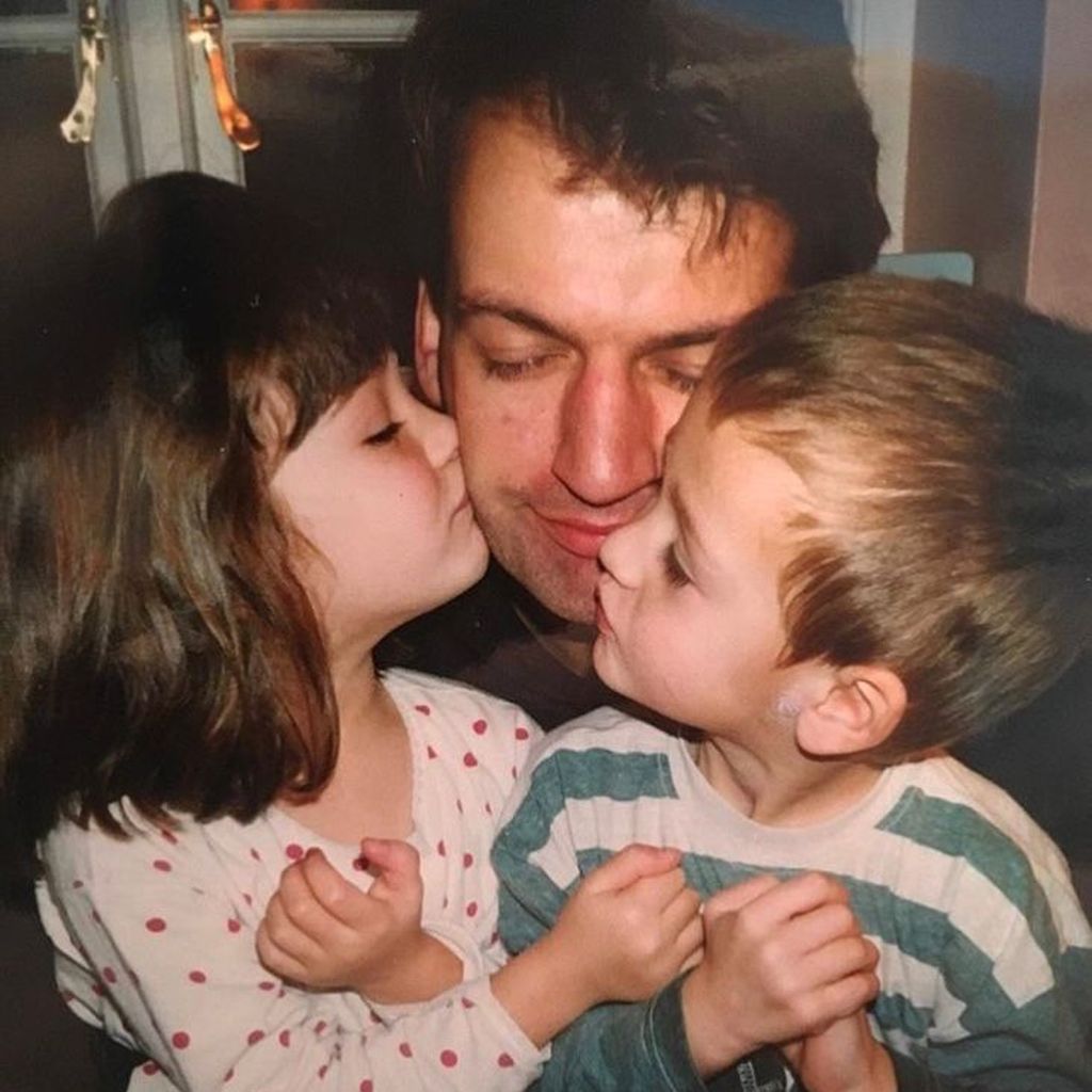 Douglas Booth als Kind mit seinem Vater und seiner Schwester