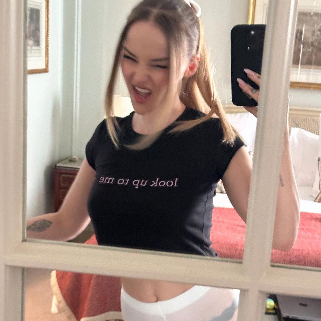 Dove Cameron teilt Schnappschüsse von Paris-Trip