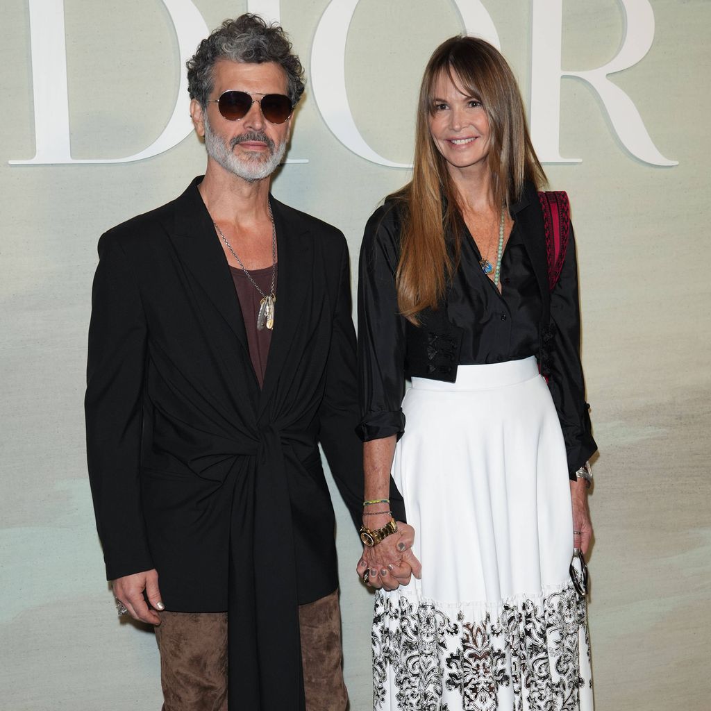 Doyle Bramhall II und Elle Macpherson bei der Paris Fashion Week im September 2022